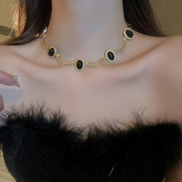 Collier en alliage avec pierres précieuses ovales