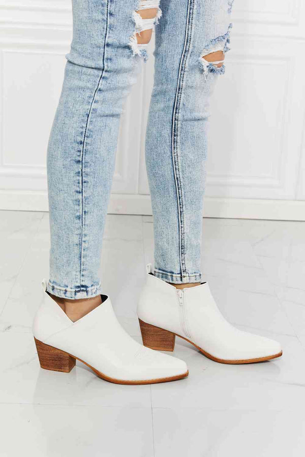 Bottines de cowboy croisées brodées MMShoes Trust Yourself en blanc